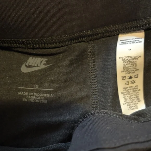 Nike Women's Dark Bike Shorts - Picture 2 of 4